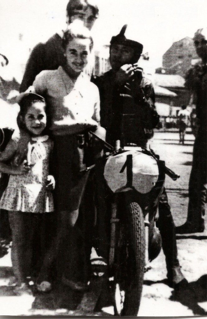 Angel Nieto con su Derbi en La Bañeza