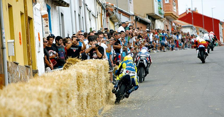 Balas de paja y publico