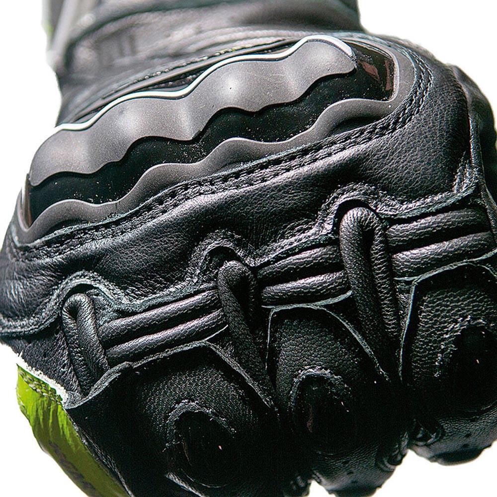 algunos guantes cuentan con refuerzos de plasticos resistentes