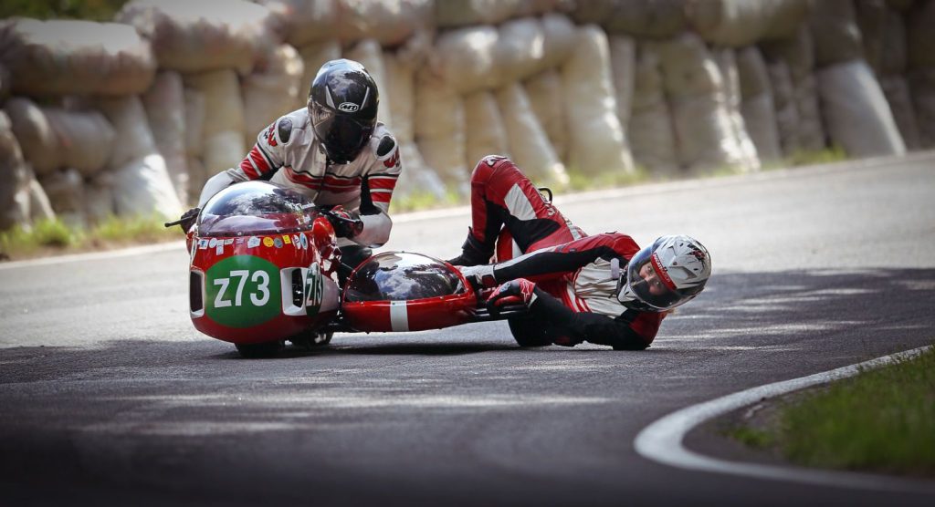 el copiloto de un sidecar de carreras debe ser practicamente un acróbata