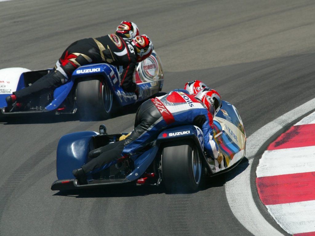 el piloto se encuentra de rodillas casi sobre el motor y el copiloto se mueve para compensar el peso