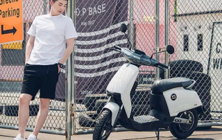 Xiaomi Super Soco pose moto blanca